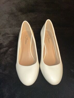 Forever Link Women’s White Round-Toe Wedge Heels